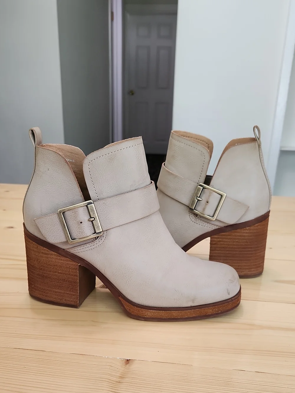 Korks Kari Block Heel Ankle Booties Cream Taupe Buckle Square Toe Size 9.5 - Picture 1 of 17